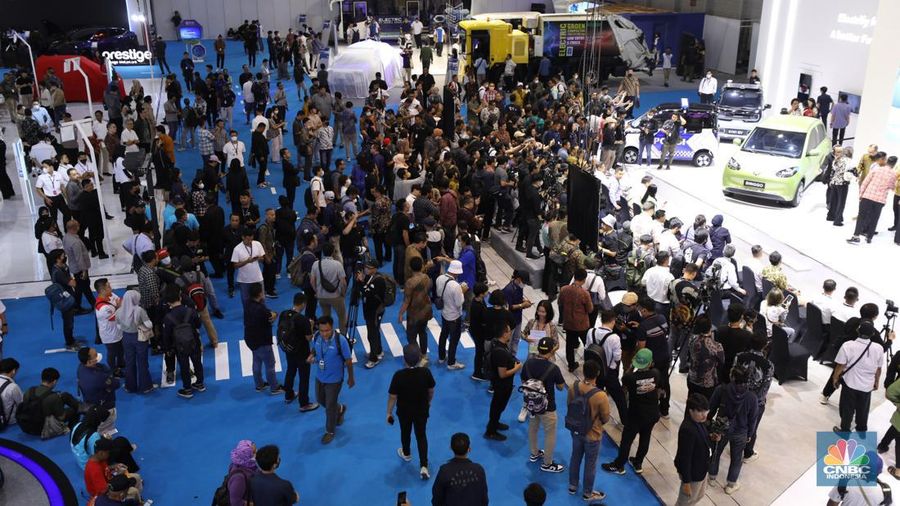 Pengunjung memadati Ji Expo Kemayoran dalam pembukaan pameran kendaraan listrik Periklindo Electric Vehicle Show (PEVS) pada (17/5/2023). (CNBC Indonesia/Tri Susilo)