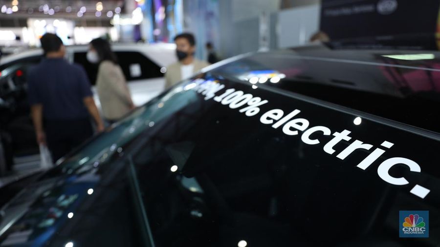 Pengunjung memadati Ji Expo Kemayoran dalam pembukaan pameran kendaraan listrik Periklindo Electric Vehicle Show (PEVS) pada (17/5/2023). (CNBC Indonesia/Tri Susilo)