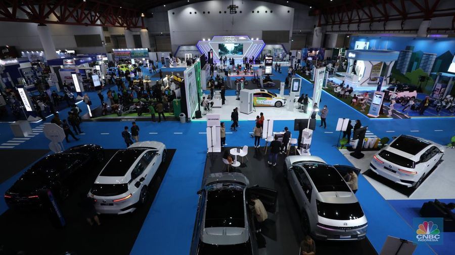 Pengunjung memadati Ji Expo Kemayoran dalam pembukaan pameran kendaraan listrik Periklindo Electric Vehicle Show (PEVS) pada (17/5/2023). (²©²ÊÍøÕ¾/Tri Susilo)