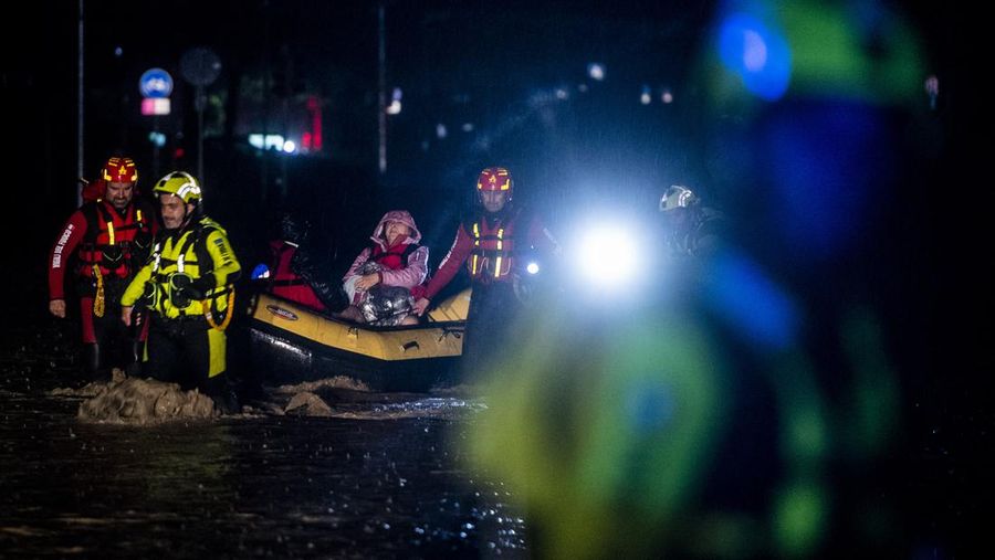 Petugas pemadam kebakaran dan penyelamat sipil mengevakuasi penduduk dengan perahu karet di Forli pada 17 Mei 2023 setelah hujan lebat menyebabkan banjir besar di Italia tengah, di mana kereta dihentikan dan sekolah ditutup di banyak kota sementara orang diminta meninggalkan lantai dasar rumah mereka dan untuk menghindari pergi keluar. (-/AFP via Getty Images)