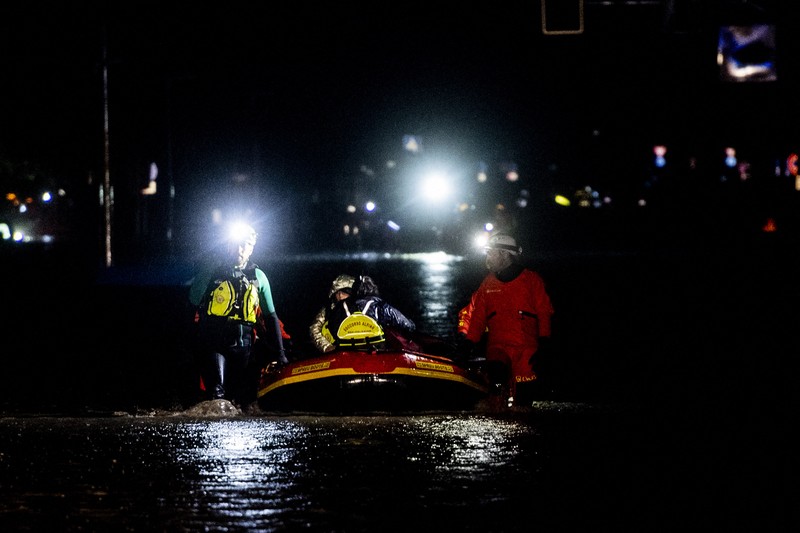 Petugas pemadam kebakaran dan penyelamat sipil mengevakuasi penduduk dengan perahu karet di Forli pada 17 Mei 2023 setelah hujan lebat menyebabkan banjir besar di Italia tengah, di mana kereta dihentikan dan sekolah ditutup di banyak kota sementara orang diminta meninggalkan lantai dasar rumah mereka dan untuk menghindari pergi keluar. (-/AFP via Getty Images)