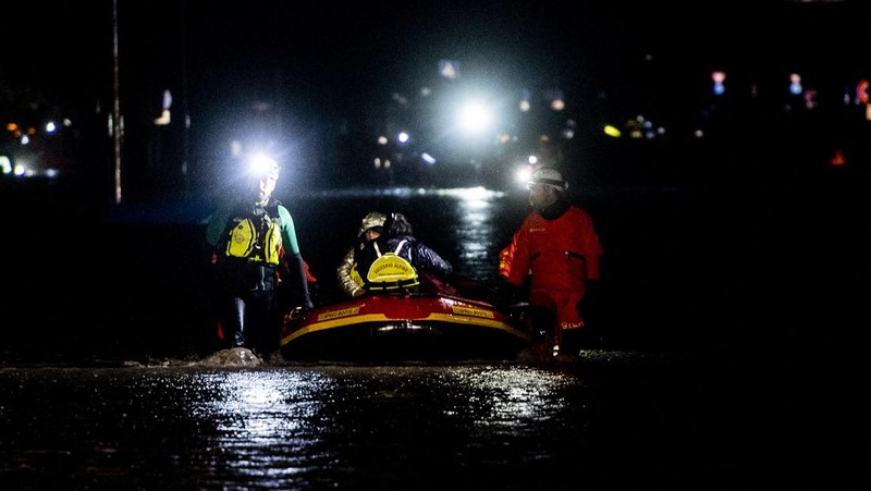 Petugas pemadam kebakaran dan penyelamat sipil mengevakuasi penduduk dengan perahu karet di Forli pada 17 Mei 2023 setelah hujan lebat menyebabkan banjir besar di Italia tengah, di mana kereta dihentikan dan sekolah ditutup di banyak kota sementara orang diminta meninggalkan lantai dasar rumah mereka dan untuk menghindari pergi keluar. (-/AFP via Getty Images)
