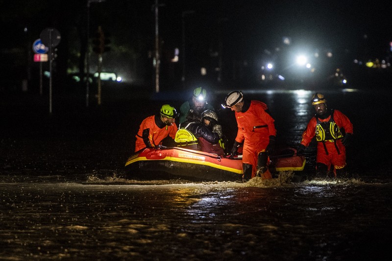 Petugas pemadam kebakaran dan penyelamat sipil mengevakuasi penduduk dengan perahu karet di Forli pada 17 Mei 2023 setelah hujan lebat menyebabkan banjir besar di Italia tengah, di mana kereta dihentikan dan sekolah ditutup di banyak kota sementara orang diminta meninggalkan lantai dasar rumah mereka dan untuk menghindari pergi keluar. (-/AFP via Getty Images)