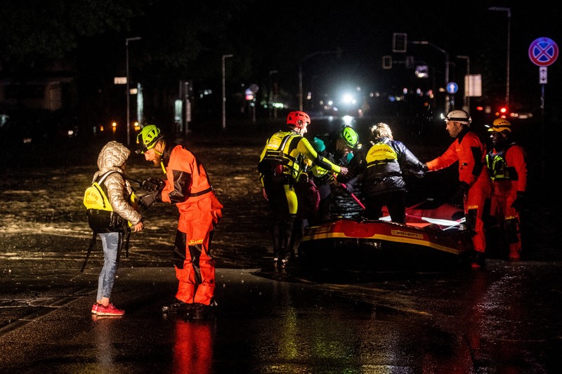 Petugas pemadam kebakaran dan penyelamat sipil mengevakuasi penduduk dengan perahu karet di Forli pada 17 Mei 2023 setelah hujan lebat menyebabkan banjir besar di Italia tengah, di mana kereta dihentikan dan sekolah ditutup di banyak kota sementara orang diminta meninggalkan lantai dasar rumah mereka dan untuk menghindari pergi keluar. (-/AFP via Getty Images)