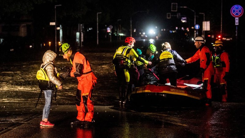 Petugas pemadam kebakaran dan penyelamat sipil mengevakuasi penduduk dengan perahu karet di Forli pada 17 Mei 2023 setelah hujan lebat menyebabkan banjir besar di Italia tengah, di mana kereta dihentikan dan sekolah ditutup di banyak kota sementara orang diminta meninggalkan lantai dasar rumah mereka dan untuk menghindari pergi keluar. (-/AFP via Getty Images)