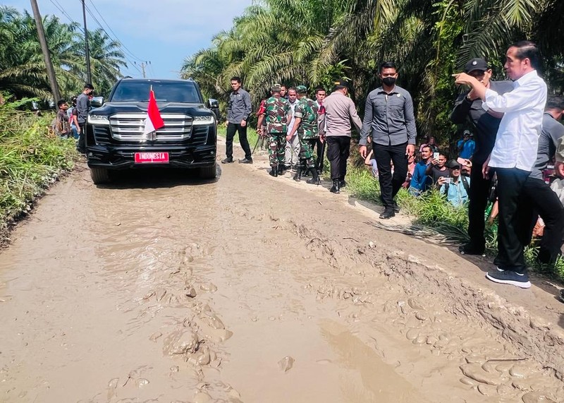 Presiden Joko Widodo melakukan peninjauan kondisi ruas jalan Gunting Saga di Kabupaten Labuhanbatu Utara Presiden Joko Widodo melakukan peninjauan kondisi ruas jalan Gunting Saga di Kabupaten Labuhanbatu Utara pada Rabu, 17 Mei 2023. Saat berada di Desa Sialang Taji, Presiden berhenti dan turun dari mobil untuk melihat langsung kerusakan jalan pada ruas tersebut dan kemudian memberikan keterangan pers pada awak media. (Foto: Laily Rachev - Biro Pers Sekretariat Presiden)