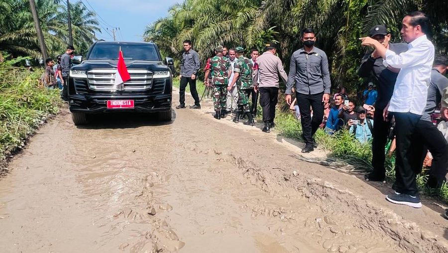 Presiden Joko Widodo melakukan peninjauan kondisi ruas jalan Gunting Saga di Kabupaten Labuhanbatu Utara pada Rabu, 17 Mei 2023. Saat berada di Desa Sialang Taji, Presiden berhenti dan turun dari mobil untuk melihat langsung kerusakan jalan pada ruas tersebut dan kemudian memberikan keterangan pers pada awak media. (Foto: Laily Rachev - Biro Pers Sekretariat Presiden)