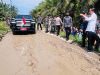 Gaya Jokowi Pakai Mobil SUV Cek Jalan 