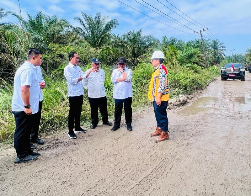 Presiden Joko Widodo melakukan peninjauan kondisi ruas jalan Gunting Saga di Kabupaten Labuhanbatu Utara Presiden Joko Widodo melakukan peninjauan kondisi ruas jalan Gunting Saga di Kabupaten Labuhanbatu Utara pada Rabu, 17 Mei 2023. Saat berada di Desa Sialang Taji, Presiden berhenti dan turun dari mobil untuk melihat langsung kerusakan jalan pada ruas tersebut dan kemudian memberikan keterangan pers pada awak media. (Foto: Laily Rachev - Biro Pers Sekretariat Presiden)