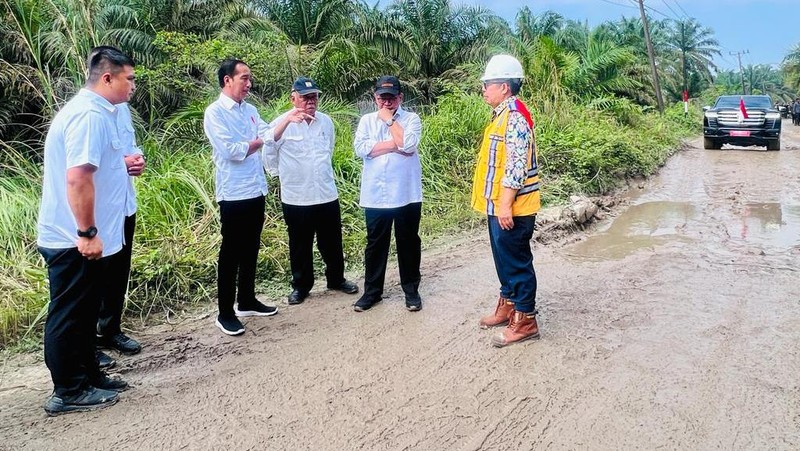 Presiden Joko Widodo melakukan peninjauan kondisi ruas jalan Gunting Saga di Kabupaten Labuhanbatu Utara pada Rabu, 17 Mei 2023. Saat berada di Desa Sialang Taji, Presiden berhenti dan turun dari mobil untuk melihat langsung kerusakan jalan pada ruas tersebut dan kemudian memberikan keterangan pers pada awak media. (Foto: Laily Rachev - Biro Pers Sekretariat Presiden)