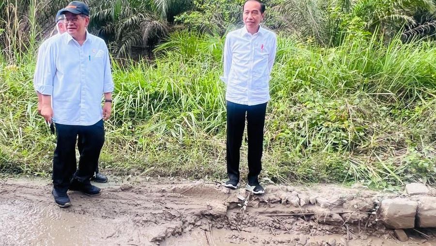 Presiden Joko Widodo melakukan peninjauan kondisi ruas jalan Gunting Saga di Kabupaten Labuhanbatu Utara pada Rabu, 17 Mei 2023. Saat berada di Desa Sialang Taji, Presiden berhenti dan turun dari mobil untuk melihat langsung kerusakan jalan pada ruas tersebut dan kemudian memberikan keterangan pers pada awak media. (Foto: Laily Rachev - Biro Pers Sekretariat Presiden)