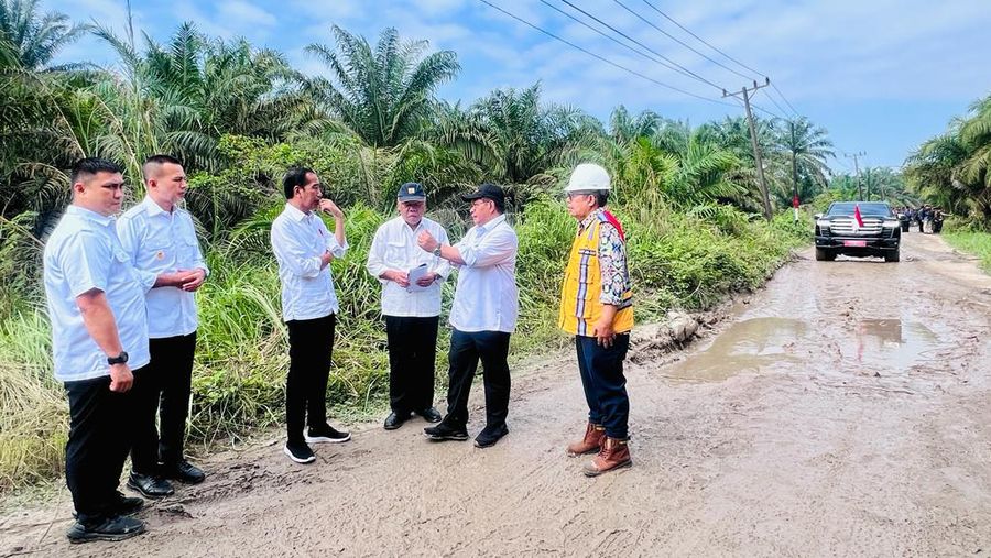 Presiden Joko Widodo melakukan peninjauan kondisi ruas jalan Gunting Saga di Kabupaten Labuhanbatu Utara pada Rabu, 17 Mei 2023. Saat berada di Desa Sialang Taji, Presiden berhenti dan turun dari mobil untuk melihat langsung kerusakan jalan pada ruas tersebut dan kemudian memberikan keterangan pers pada awak media. (Foto: Laily Rachev - Biro Pers Sekretariat Presiden)