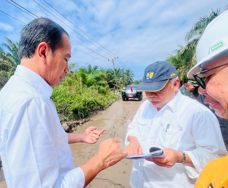 Presiden Joko Widodo melakukan peninjauan kondisi ruas jalan Gunting Saga di Kabupaten Labuhanbatu Utara Presiden Joko Widodo melakukan peninjauan kondisi ruas jalan Gunting Saga di Kabupaten Labuhanbatu Utara pada Rabu, 17 Mei 2023. Saat berada di Desa Sialang Taji, Presiden berhenti dan turun dari mobil untuk melihat langsung kerusakan jalan pada ruas tersebut dan kemudian memberikan keterangan pers pada awak media. (Foto: Laily Rachev - Biro Pers Sekretariat Presiden)