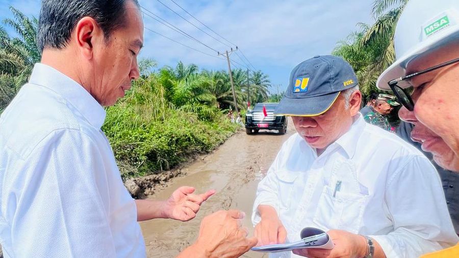 Presiden Joko Widodo melakukan peninjauan kondisi ruas jalan Gunting Saga di Kabupaten Labuhanbatu Utara