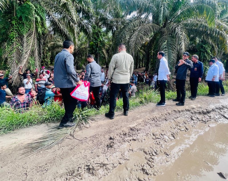 Presiden Joko Widodo melakukan peninjauan kondisi ruas jalan Gunting Saga di Kabupaten Labuhanbatu Utara Presiden Joko Widodo melakukan peninjauan kondisi ruas jalan Gunting Saga di Kabupaten Labuhanbatu Utara pada Rabu, 17 Mei 2023. Saat berada di Desa Sialang Taji, Presiden berhenti dan turun dari mobil untuk melihat langsung kerusakan jalan pada ruas tersebut dan kemudian memberikan keterangan pers pada awak media. (Foto: Laily Rachev - Biro Pers Sekretariat Presiden)