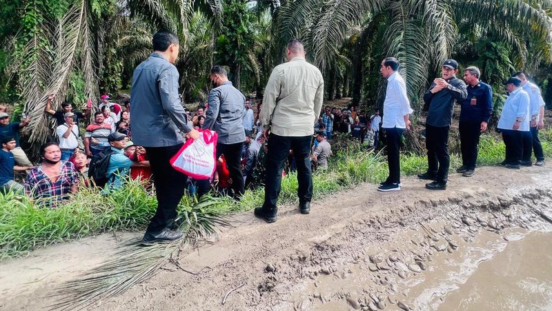 Presiden Joko Widodo melakukan peninjauan kondisi ruas jalan Gunting Saga di Kabupaten Labuhanbatu Utara pada Rabu, 17 Mei 2023. Saat berada di Desa Sialang Taji, Presiden berhenti dan turun dari mobil untuk melihat langsung kerusakan jalan pada ruas tersebut dan kemudian memberikan keterangan pers pada awak media. (Foto: Laily Rachev - Biro Pers Sekretariat Presiden)
