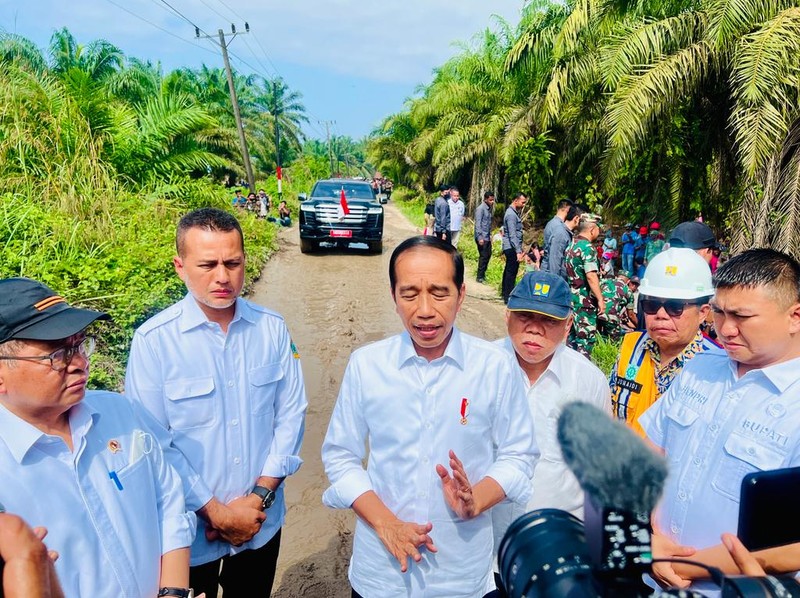 Presiden Joko Widodo melakukan peninjauan kondisi ruas jalan Gunting Saga di Kabupaten Labuhanbatu Utara pada Rabu, 17 Mei 2023. Saat berada di Desa Sialang Taji, Presiden berhenti dan turun dari mobil untuk melihat langsung kerusakan jalan pada ruas tersebut dan kemudian memberikan keterangan pers pada awak media. (Foto: Laily Rachev - Biro Pers Sekretariat Presiden)