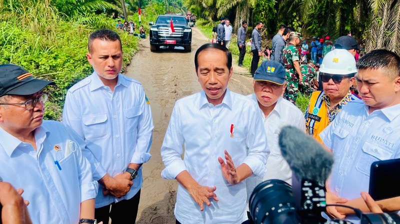 Presiden Joko Widodo melakukan peninjauan kondisi ruas jalan Gunting Saga di Kabupaten Labuhanbatu Utara pada Rabu, 17 Mei 2023. Saat berada di Desa Sialang Taji, Presiden berhenti dan turun dari mobil untuk melihat langsung kerusakan jalan pada ruas tersebut dan kemudian memberikan keterangan pers pada awak media. (Foto: Laily Rachev - Biro Pers Sekretariat Presiden)