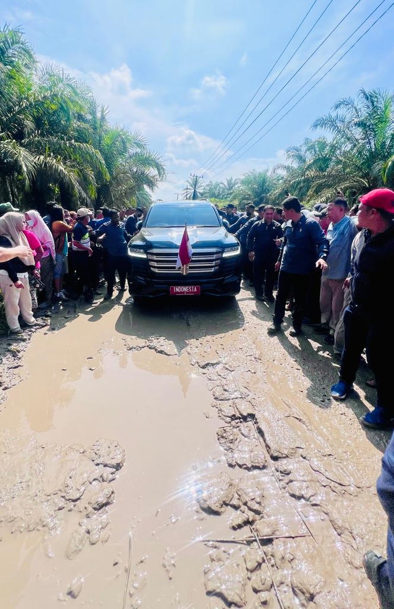 Presiden Joko Widodo melakukan peninjauan kondisi ruas jalan Gunting Saga di Kabupaten Labuhanbatu Utara Presiden Joko Widodo melakukan peninjauan kondisi ruas jalan Gunting Saga di Kabupaten Labuhanbatu Utara pada Rabu, 17 Mei 2023. Saat berada di Desa Sialang Taji, Presiden berhenti dan turun dari mobil untuk melihat langsung kerusakan jalan pada ruas tersebut dan kemudian memberikan keterangan pers pada awak media. (Foto: Laily Rachev - Biro Pers Sekretariat Presiden)