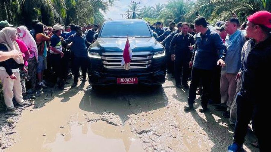 Presiden Joko Widodo melakukan peninjauan kondisi ruas jalan Gunting Saga di Kabupaten Labuhanbatu Utara pada Rabu, 17 Mei 2023. Saat berada di Desa Sialang Taji, Presiden berhenti dan turun dari mobil untuk melihat langsung kerusakan jalan pada ruas tersebut dan kemudian memberikan keterangan pers pada awak media. (Foto: Laily Rachev - Biro Pers Sekretariat Presiden)