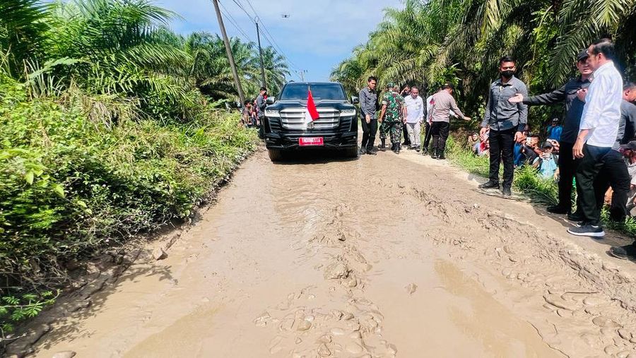 Presiden Joko Widodo melakukan peninjauan kondisi ruas jalan Gunting Saga di Kabupaten Labuhanbatu Utara pada Rabu, 17 Mei 2023. Saat berada di Desa Sialang Taji, Presiden berhenti dan turun dari mobil untuk melihat langsung kerusakan jalan pada ruas tersebut dan kemudian memberikan keterangan pers pada awak media. (Foto: Laily Rachev - Biro Pers Sekretariat Presiden)