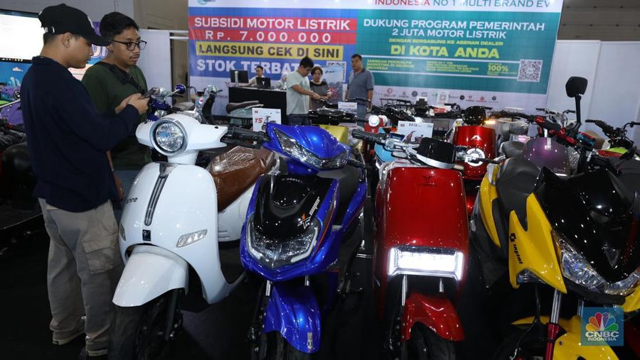 Sejumlah motor listrik dari berbagai jenis merk di tampilkan dalam pameran Periklindo Electric Vehicle Show (PEVS) di Ji Expo Kemayoran pada (17/5/2023). (վ/Tri Susilo)