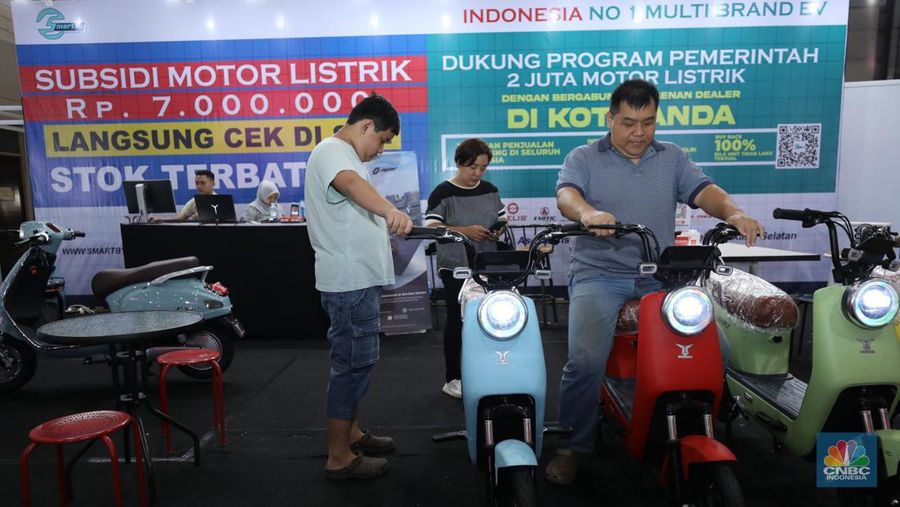 Sejumlah motor listrik dari berbagai jenis merk di tampilkan dalam pameran Periklindo Electric Vehicle Show (PEVS) di Ji Expo Kemayoran pada (17/5/2023). (վ/Tri Susilo)