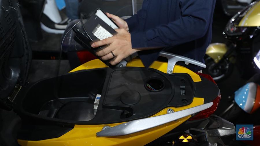 Sejumlah motor listrik dari berbagai jenis merk di tampilkan dalam pameran Periklindo Electric Vehicle Show (PEVS) di Ji Expo Kemayoran pada (17/5/2023). (CNBC Indonesia/Tri Susilo)