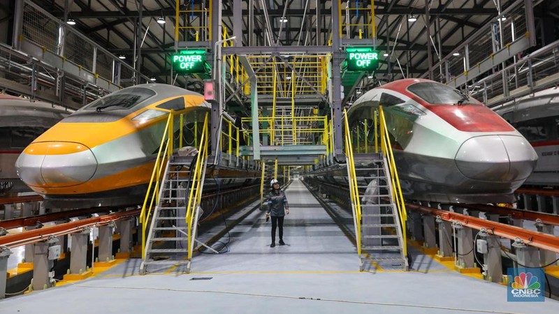 Sejumlah pekerja memeriksa kesiapan rangkaian Kereta Cepat Jakarta-Bandung (KCJB) di Joint Workshop atau Depo Tegalluar, Kabupaten Bandung, Jawa Barat, Rabu (17/5/2023). (CNBC Indonesia/Faisal Rahman)