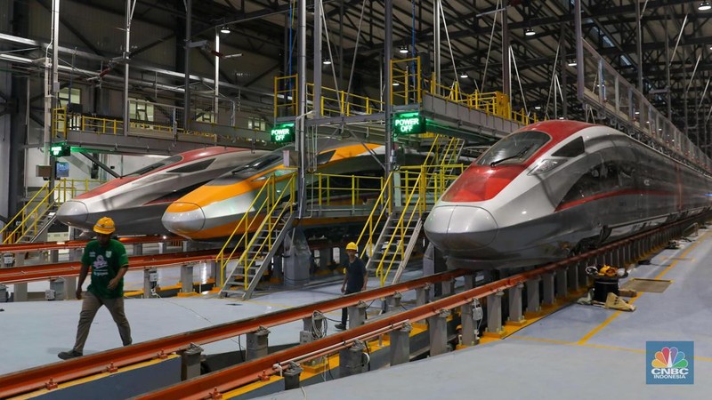 Sejumlah pekerja memeriksa kesiapan rangkaian Kereta Cepat Jakarta-Bandung (KCJB) di Joint Workshop atau Depo Tegalluar, Kabupaten Bandung, Jawa Barat, Rabu (17/5/2023). (CNBC Indonesia/Faisal Rahman)