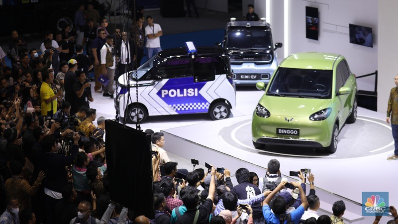 SGMW Motor Indonesia (Wuling) memperkenalkan model mobil listrik baru bernama Binggo di hari pembukaan Periklindo Electric Vehicle Show (PEVS), Rabu (17/5) di Ji Expo Kemayoran. SGMW Motor Indonesia (Wuling) memperkenalkan model mobil listrik baru bernama Binggo di hari pembukaan Periklindo Electric Vehicle Show (PEVS), Rabu (17/5) di Ji Expo Kemayoran. (CNBC Indonesia/Tri Susilo)