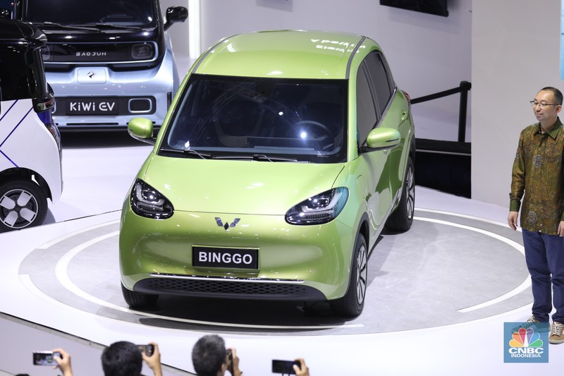 SGMW Motor Indonesia (Wuling) memperkenalkan model mobil listrik baru bernama Binggo di hari pembukaan Periklindo Electric Vehicle Show (PEVS), Rabu (17/5) di Ji Expo Kemayoran. SGMW Motor Indonesia (Wuling) memperkenalkan model mobil listrik baru bernama Binggo di hari pembukaan Periklindo Electric Vehicle Show (PEVS), Rabu (17/5) di Ji Expo Kemayoran. (CNBC Indonesia/Tri Susilo)