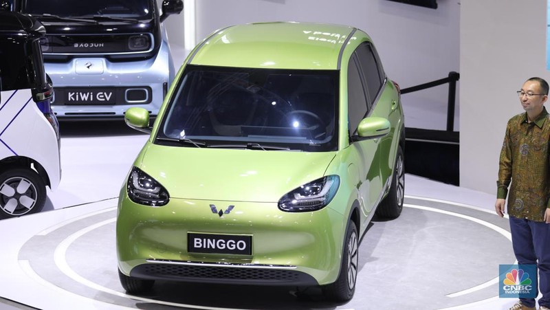 SGMW Motor Indonesia (Wuling) memperkenalkan model mobil listrik baru bernama Binggo di hari pembukaan Periklindo Electric Vehicle Show (PEVS), Rabu (17/5) di Ji Expo Kemayoran. (CNBC Indonesia/Tri Susilo)