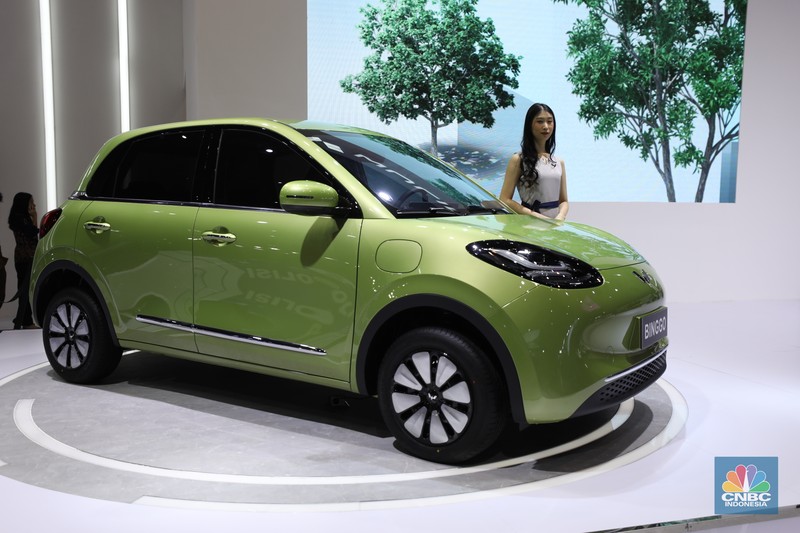 SGMW Motor Indonesia (Wuling) memperkenalkan model mobil listrik baru bernama Binggo di hari pembukaan Periklindo Electric Vehicle Show (PEVS), Rabu (17/5) di Ji Expo Kemayoran. SGMW Motor Indonesia (Wuling) memperkenalkan model mobil listrik baru bernama Binggo di hari pembukaan Periklindo Electric Vehicle Show (PEVS), Rabu (17/5) di Ji Expo Kemayoran. (CNBC Indonesia/Tri Susilo)