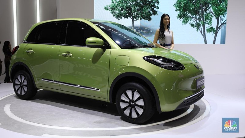 SGMW Motor Indonesia (Wuling) memperkenalkan model mobil listrik baru bernama Binggo di hari pembukaan Periklindo Electric Vehicle Show (PEVS), Rabu (17/5) di Ji Expo Kemayoran. (CNBC Indonesia/Tri Susilo)