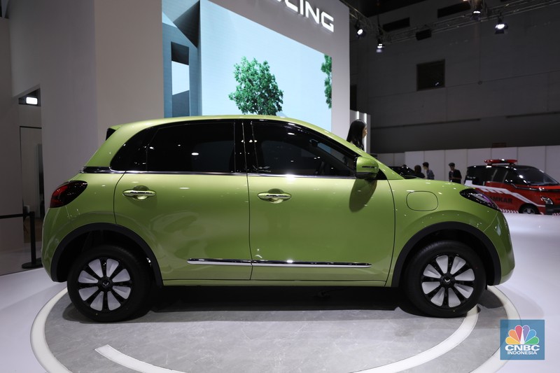 SGMW Motor Indonesia (Wuling) memperkenalkan model mobil listrik baru bernama Binggo di hari pembukaan Periklindo Electric Vehicle Show (PEVS), Rabu (17/5) di Ji Expo Kemayoran. (CNBC Indonesia/Tri Susilo)