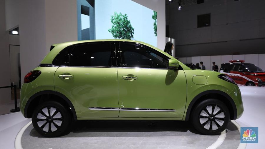 SGMW Motor Indonesia (Wuling) memperkenalkan model mobil listrik baru bernama Binggo di hari pembukaan Periklindo Electric Vehicle Show (PEVS), Rabu (17/5) di Ji Expo Kemayoran. (CNBC Indonesia/Tri Susilo)