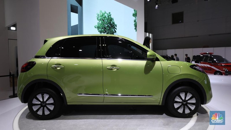 SGMW Motor Indonesia (Wuling) memperkenalkan model mobil listrik baru bernama Binggo di hari pembukaan Periklindo Electric Vehicle Show (PEVS), Rabu (17/5) di Ji Expo Kemayoran. (CNBC Indonesia/Tri Susilo)