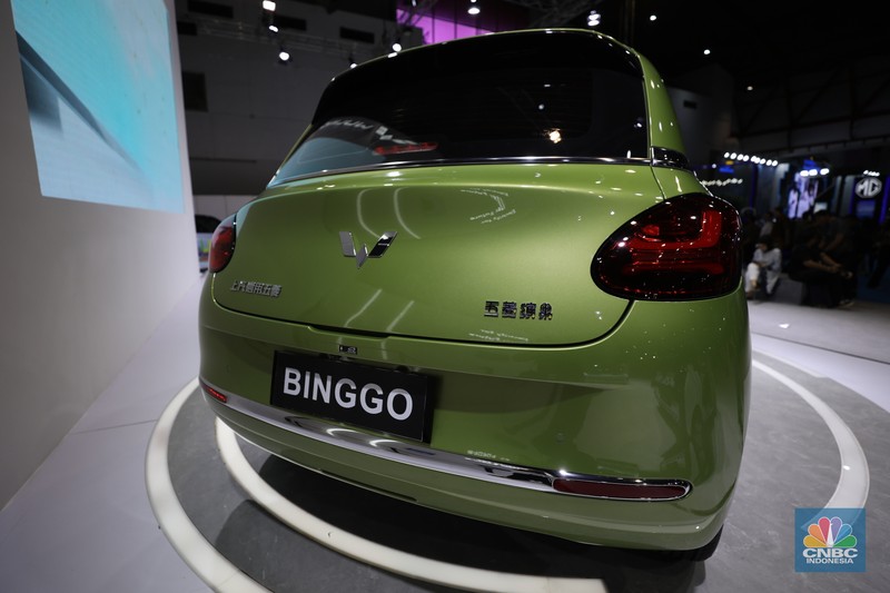SGMW Motor Indonesia (Wuling) memperkenalkan model mobil listrik baru bernama Binggo di hari pembukaan Periklindo Electric Vehicle Show (PEVS), Rabu (17/5) di Ji Expo Kemayoran. SGMW Motor Indonesia (Wuling) memperkenalkan model mobil listrik baru bernama Binggo di hari pembukaan Periklindo Electric Vehicle Show (PEVS), Rabu (17/5) di Ji Expo Kemayoran. (CNBC Indonesia/Tri Susilo)