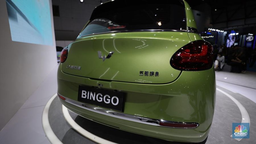 SGMW Motor Indonesia (Wuling) memperkenalkan model mobil listrik baru bernama Binggo di hari pembukaan Periklindo Electric Vehicle Show (PEVS), Rabu (17/5) di Ji Expo Kemayoran. (CNBC Indonesia/Tri Susilo)