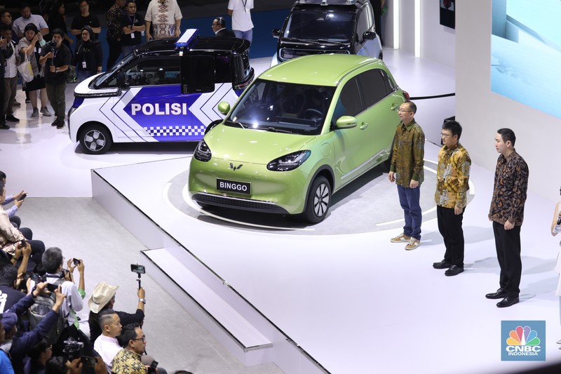 SGMW Motor Indonesia (Wuling) memperkenalkan model mobil listrik baru bernama Binggo di hari pembukaan Periklindo Electric Vehicle Show (PEVS), Rabu (17/5) di Ji Expo Kemayoran. SGMW Motor Indonesia (Wuling) memperkenalkan model mobil listrik baru bernama Binggo di hari pembukaan Periklindo Electric Vehicle Show (PEVS), Rabu (17/5) di Ji Expo Kemayoran. (CNBC Indonesia/Tri Susilo)