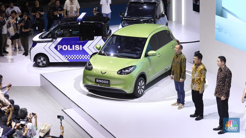 SGMW Motor Indonesia (Wuling) memperkenalkan model mobil listrik baru bernama Binggo di hari pembukaan Periklindo Electric Vehicle Show (PEVS), Rabu (17/5) di Ji Expo Kemayoran. (CNBC Indonesia/Tri Susilo)