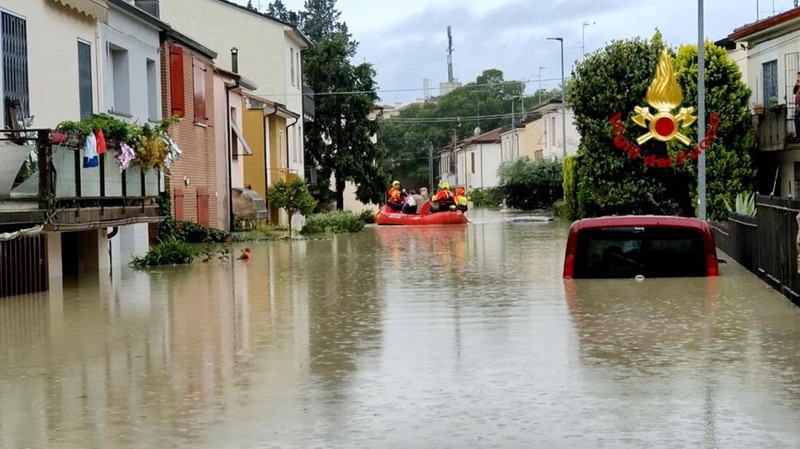 Petugas pemadam kebakaran dan penyelamat sipil mengevakuasi penduduk dengan perahu karet di Forli pada 17 Mei 2023 setelah hujan lebat menyebabkan banjir besar di Italia tengah, di mana kereta dihentikan dan sekolah ditutup di banyak kota sementara orang diminta meninggalkan lantai dasar rumah mereka dan untuk menghindari pergi keluar. (-/AFP via Getty Images)