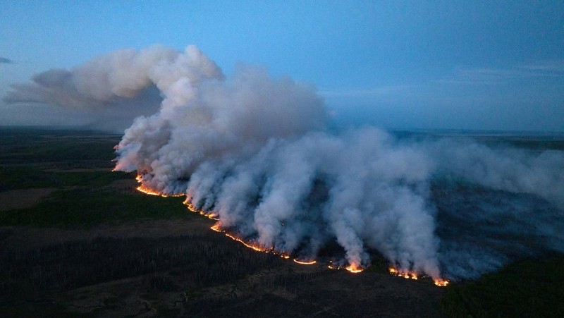 Asap mengepul dari kebakaran Stoddart Creek di dekat Fort St. John, British Columbia, Kanada 13 Mei 2023. (B.C.Wildfire Service/Handout via REUTERS)