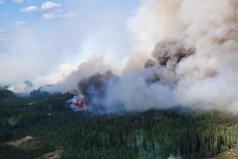 Asap mengepul dari kebakaran Stoddart Creek di dekat Fort St. John, British Columbia, Kanada 13 Mei 2023. (B.C.Wildfire Service/Handout via REUTERS)