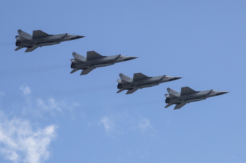 Jet Mikoyan MiG-31K Angkatan Udara Rusia yang membawa rudal balistik berkemampuan nuklir Kh-47M2 Kinzhal terbang di atas Lapangan Merah selama latihan untuk parade militer Hari Kemenangan di Moskow, Rusia, pada 7 Mei 2021. Jet Mikoyan MiG-31K Angkatan Udara Rusia yang membawa rudal balistik berkemampuan nuklir Kh-47M2 Kinzhal terbang di atas Lapangan Merah selama latihan untuk parade militer Hari Kemenangan di Moskow, Rusia, pada 7 Mei 2021. Saat Rusia membombardir Ukraina ini Minggu lalu, pengamat militer bertanya-tanya tentang berapa banyak dan jenis rudal apa yang masih dimiliki Rusia di gudang senjatanya. Dengan kata lain, berapa lama Kremlin bisa menahan serangan itu? (File foto - AP Photo)