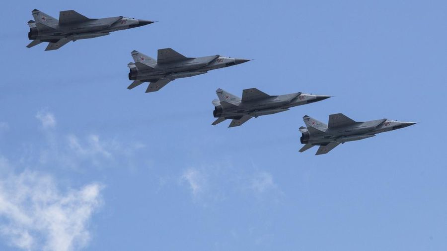 Jet Mikoyan MiG-31K Angkatan Udara Rusia yang membawa rudal balistik berkemampuan nuklir Kh-47M2 Kinzhal terbang di atas Lapangan Merah selama latihan untuk parade militer Hari Kemenangan di Moskow, Rusia, pada 7 Mei 2021. Saat Rusia membombardir Ukraina ini Minggu lalu, pengamat militer bertanya-tanya tentang berapa banyak dan jenis rudal apa yang masih dimiliki Rusia di gudang senjatanya. Dengan kata lain, berapa lama Kremlin bisa menahan serangan itu? (File foto - AP Photo)
