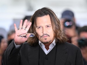 Johnny Depp Dikabarkan Kencani Model Rusia Yulia Vlasova
