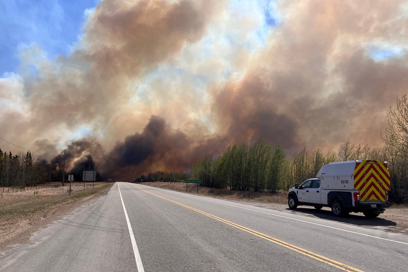 Asap mengepul dari kebakaran Stoddart Creek di dekat Fort St. John, British Columbia, Kanada 13 Mei 2023. (B.C.Wildfire Service/Handout via REUTERS)