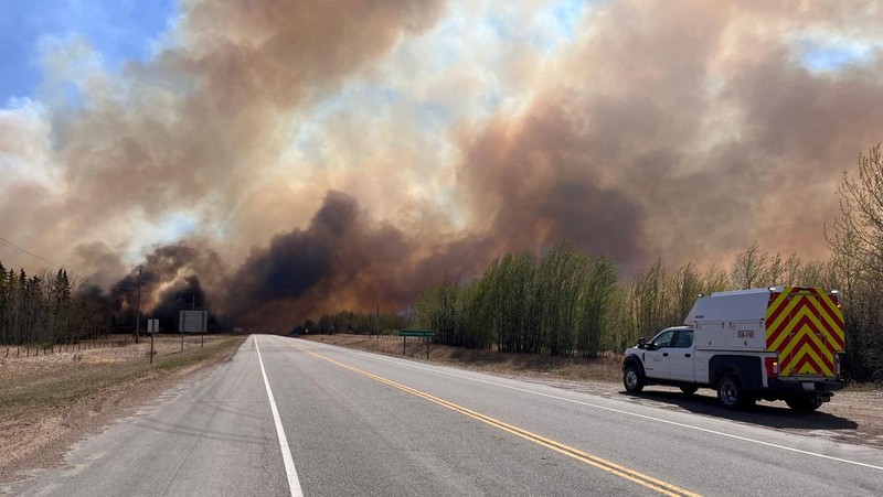 Asap mengepul dari kebakaran Stoddart Creek di dekat Fort St. John, British Columbia, Kanada 13 Mei 2023. (B.C.Wildfire Service/Handout via REUTERS)